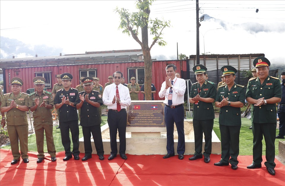 Đại biểu 2 nước trồng cây hữu nghị tại khu vực CKQT Nà Phàu (Lào). Ảnh: Đức Tuấn