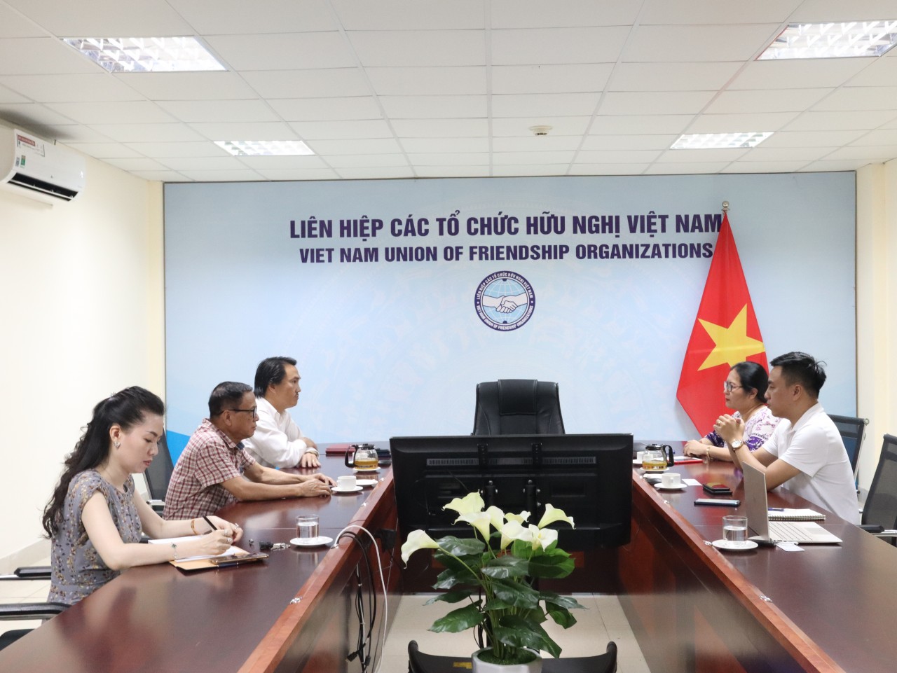Quang cảnh buổi làm việc. Quang cảnh buổi làm việc.
