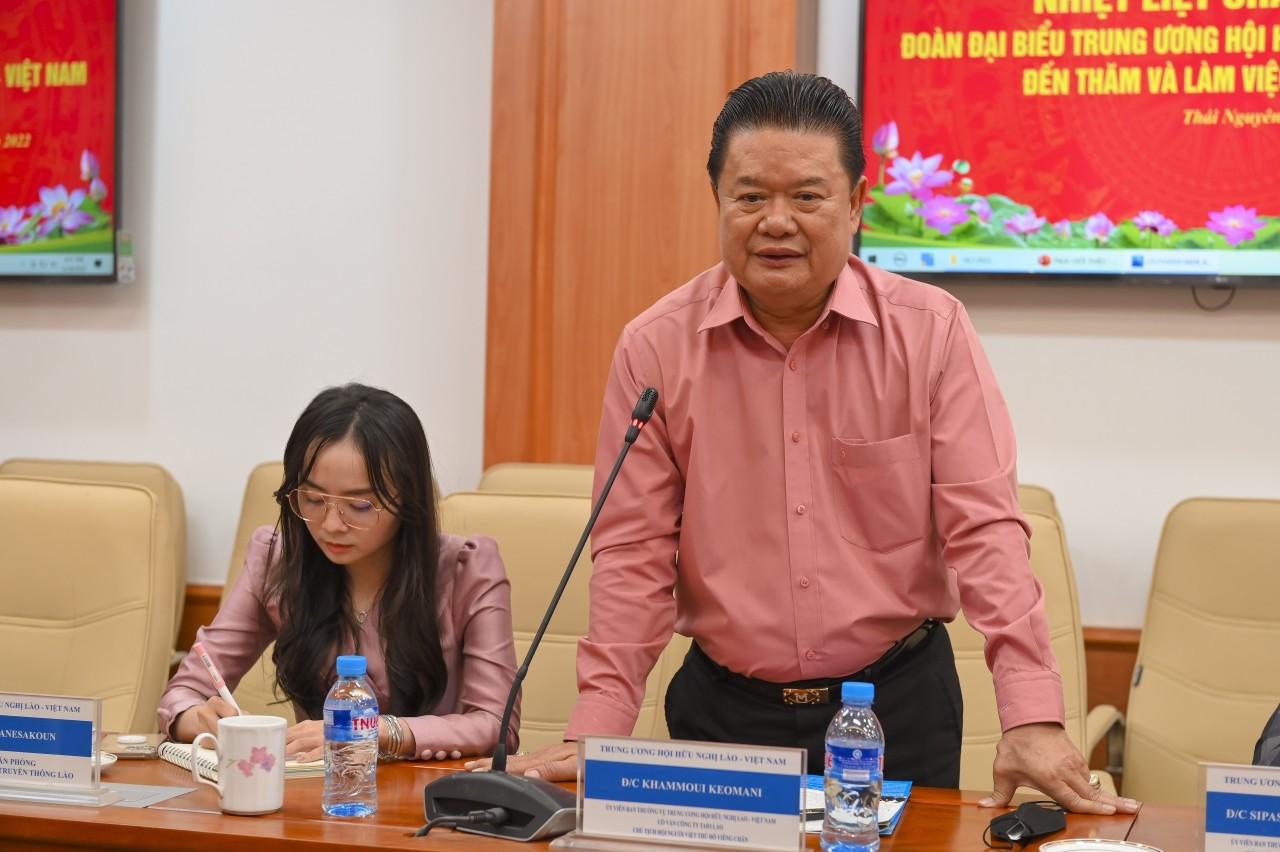 Tình nghĩa Việt - Lào mãi mãi bền vững hơn núi, hơn sông