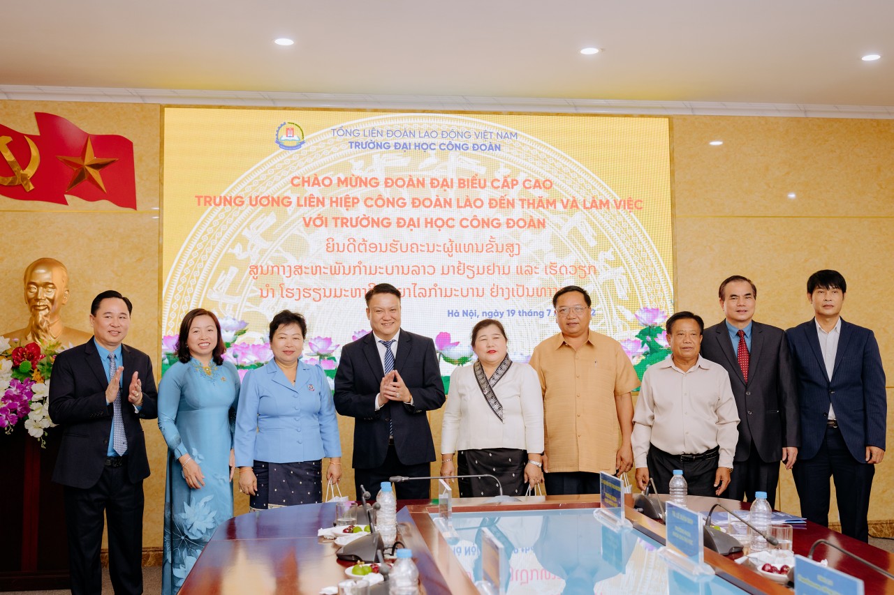 Đoàn đại biểu chụp ảnh lưu niệm tại Đại học Công đoàn.