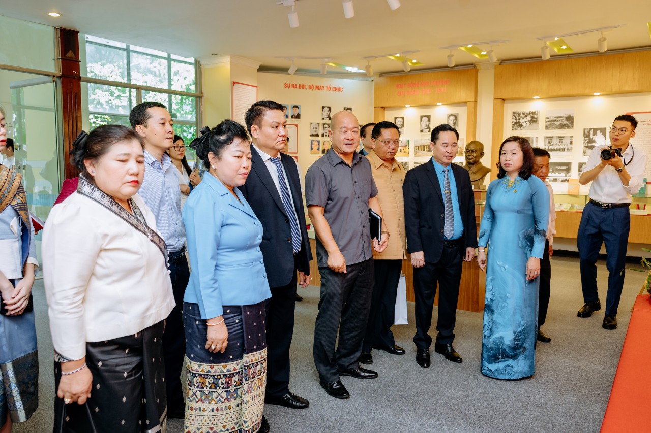 Các đại biểu tham quan phòng truyền thống của nhà trường.