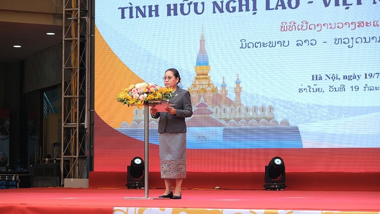 Bộ trưởng Bộ Thông tin, Văn hóa và Du lịch Lào Suansavanh Viyaketh phát biểu khai mạc Triển lãm.
