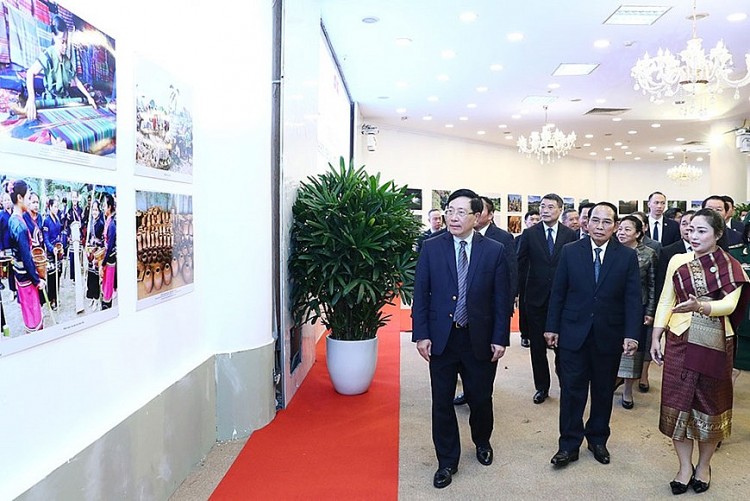 Các đại biểu tham quan triển lãm. 