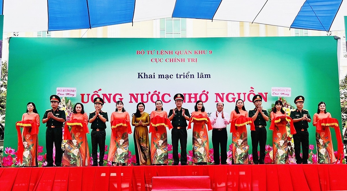 Các đại biểu cùng cắt băng Khai mạc triển lãm.