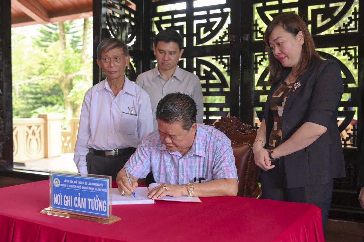 Đoàn đại biểu Trung ương Hội hữu nghị Lào - Việt Nam thăm ATK Định Hóa