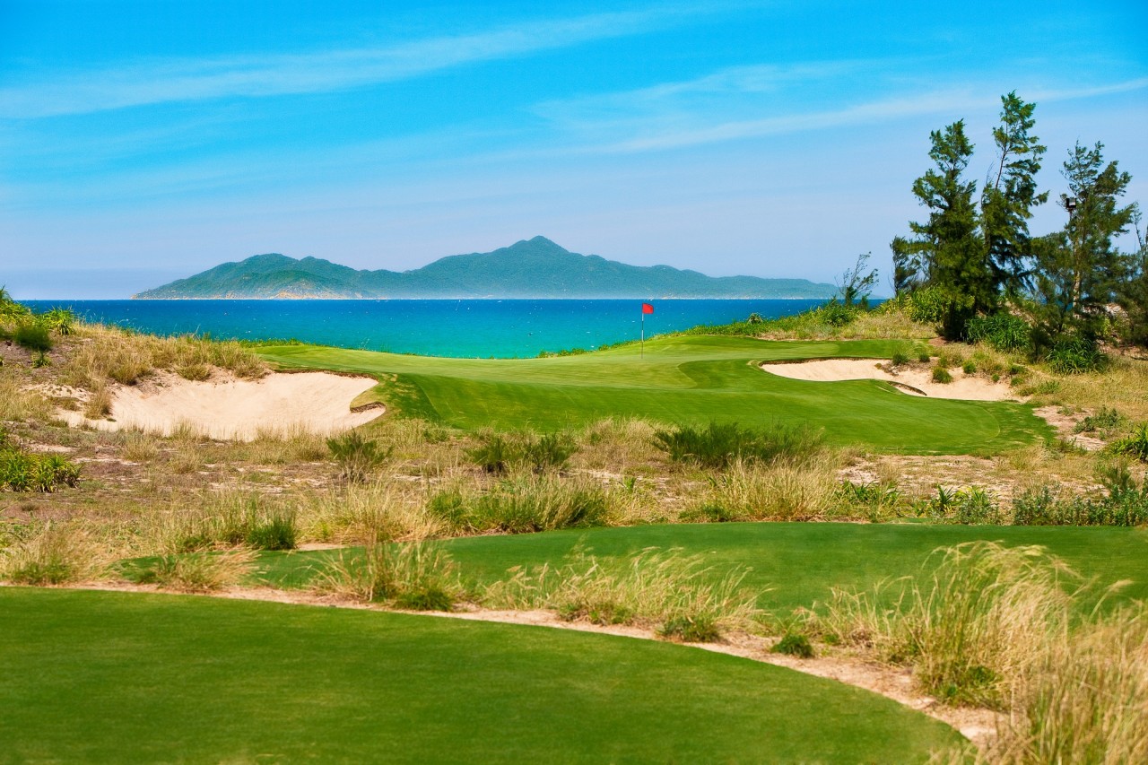 Hố gôn số 16, Par 3, sân Norman, BRG Đà Nẵng Golf Resort.