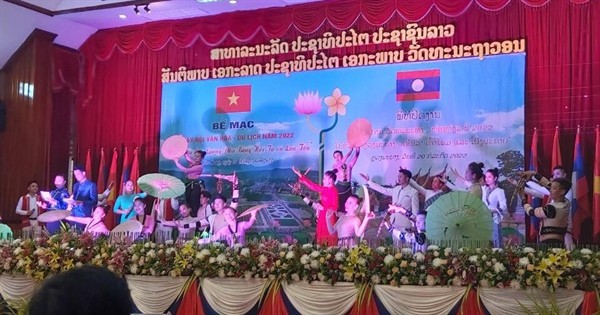Chương trình nghệ thuật “Sơn La - Luông Pha Băng hội tụ và lan tỏa” tại lễ bế mạc. (Ảnh: Báo Văn hóa)