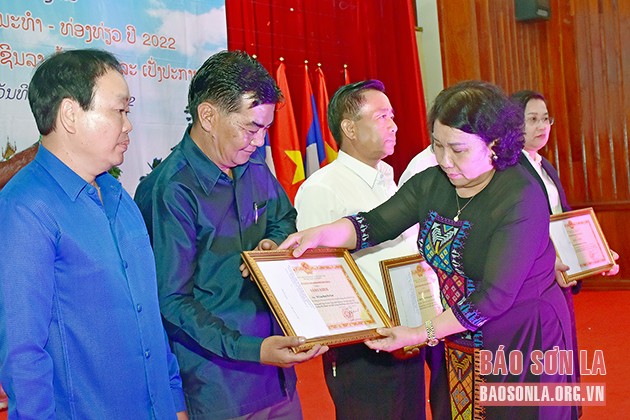 Đồng chí Tráng Thị Xuân trao Bằng khen của Chủ tịch UBND tỉnh Sơn La cho các tập thể, cá nhân tỉnh Luông Pha Bang. (Ảnh: Báo Sơn La)
