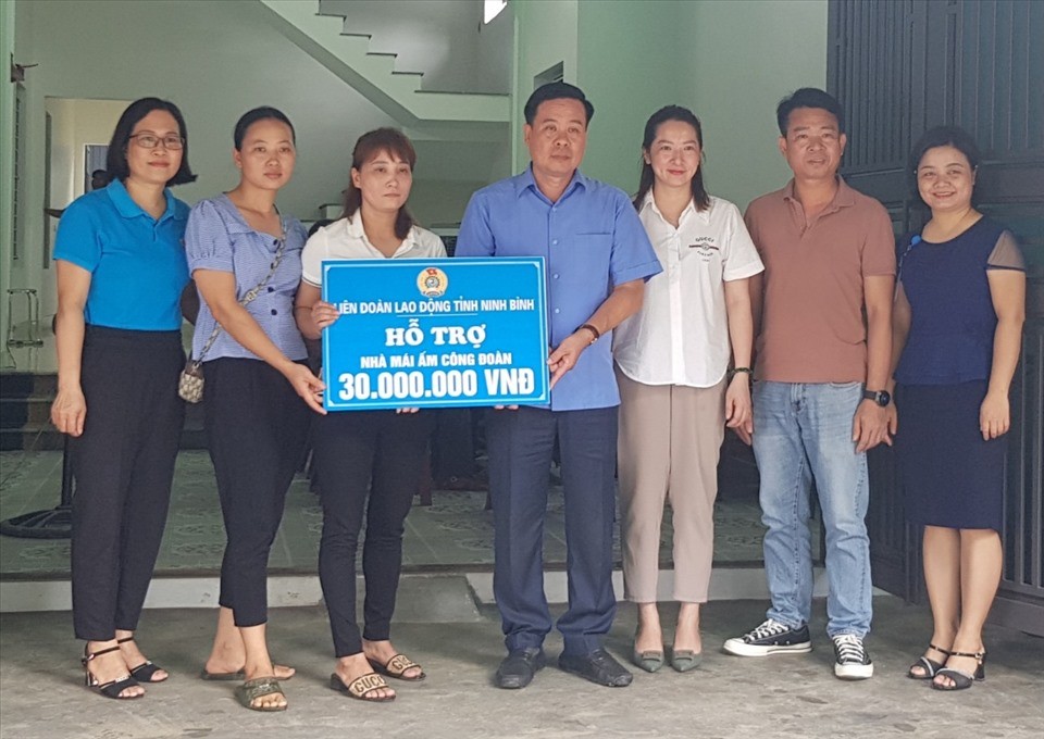 Trao "Mái ấm Công đoàn" cho đoàn viên khó khăn về nhà ở