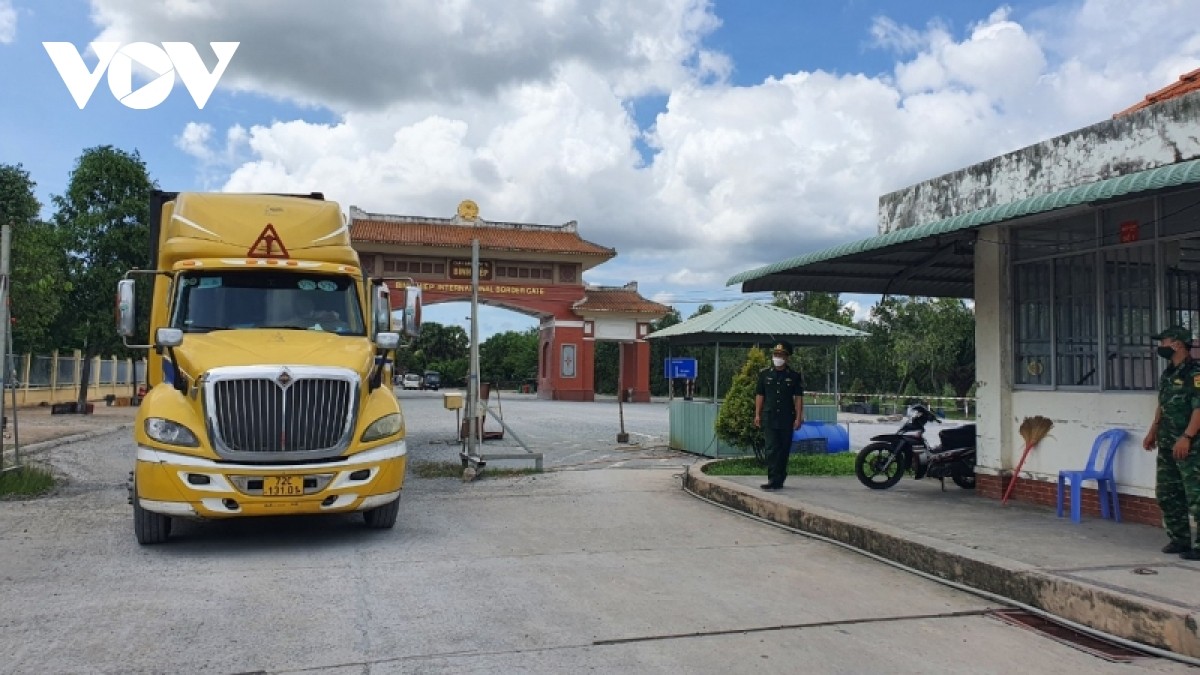 Giao thương hàng hóa khá thông thoáng, tạo điều kiện tối đa khi qua lại tại cửa khẩu trên địa bàn Long An nhưng vẫn duy trì việc kiểm soát chặt chẽ.