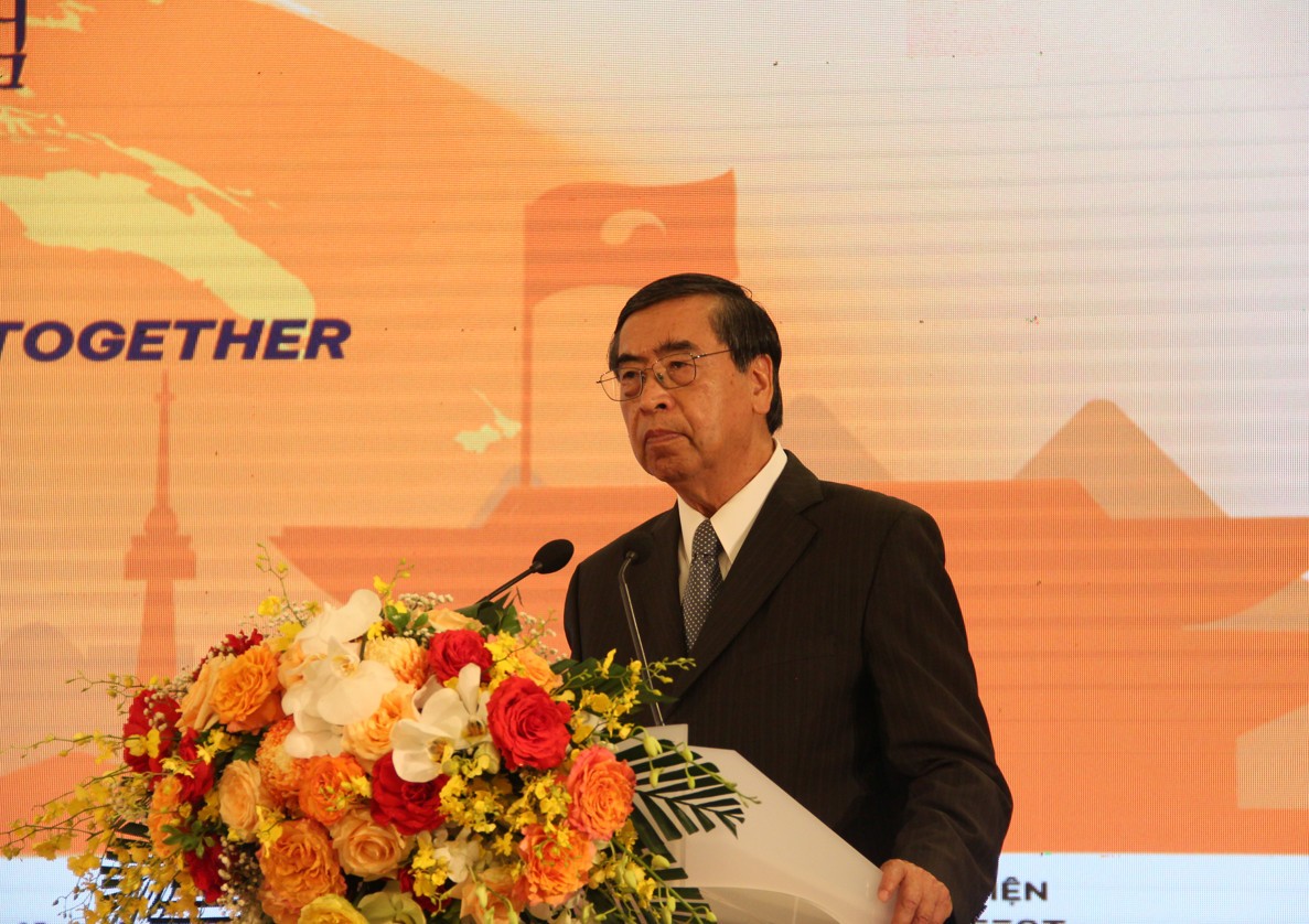 Ông Nguyễn Phú Bình, Chủ tịch Hội Liên lạc với người Việt Nam ở nước ngoài phát biểu tại hội nghị. 