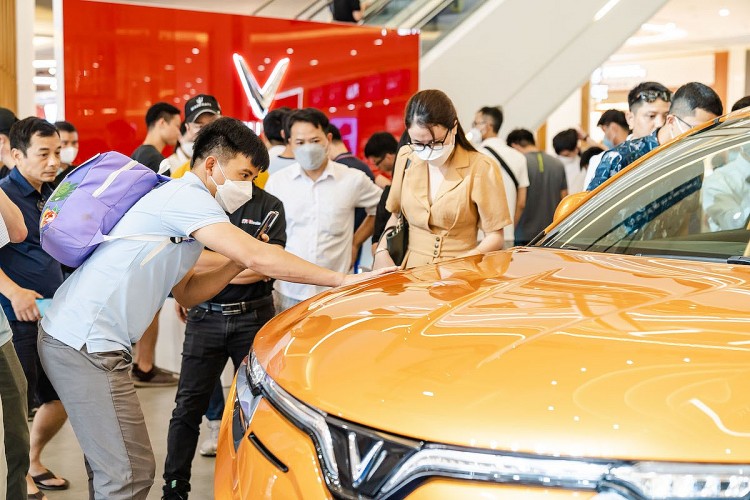 Hàng nghìn khách xếp hàng để lái thử VF 8, nhiều người tranh thủ chốt cọc sớm