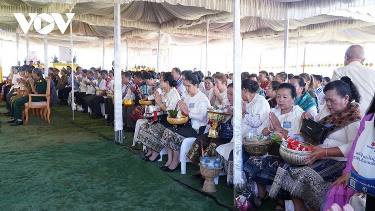 Hàng nghìn người dân địa phương cùng đông đảo bào con kiều bào, người Việt Nam đang sinh sống và làm việc tại tỉnh Xiengkhuang tham dự Đại lễ cầu siêu. Ảnh: VOV