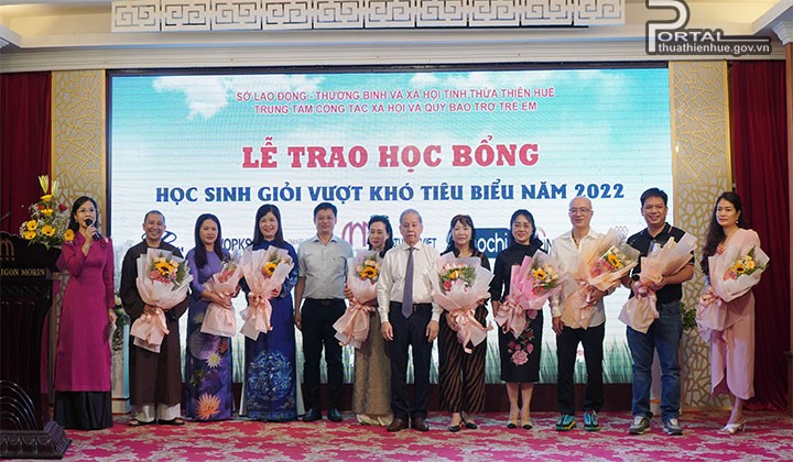 Thừa Thiên Huế trao 100 suất học bổng và 10 xe đạp cho học sinh nghèo vượt khó Thừa Thiên Huế trao 100 suất học bổng và 10 xe đạp cho học sinh nghèo vượt khó