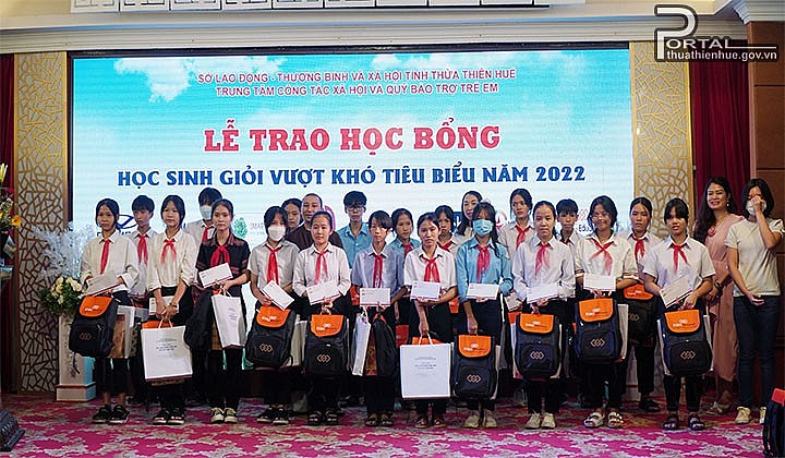 Thừa Thiên Huế trao 100 suất học bổng và 10 xe đạp cho học sinh nghèo vượt khó Thừa Thiên Huế trao 100 suất học bổng và 10 xe đạp cho học sinh nghèo vượt khó