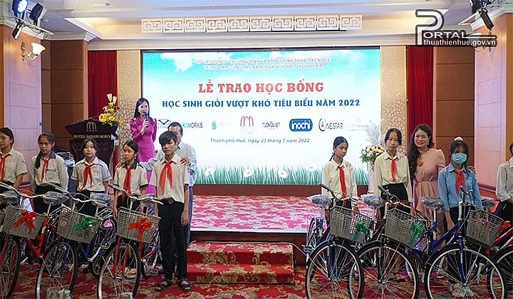 Thừa Thiên Huế trao 100 suất học bổng và 10 xe đạp cho học sinh nghèo vượt khó Thừa Thiên Huế trao 100 suất học bổng và 10 xe đạp cho học sinh nghèo vượt khó