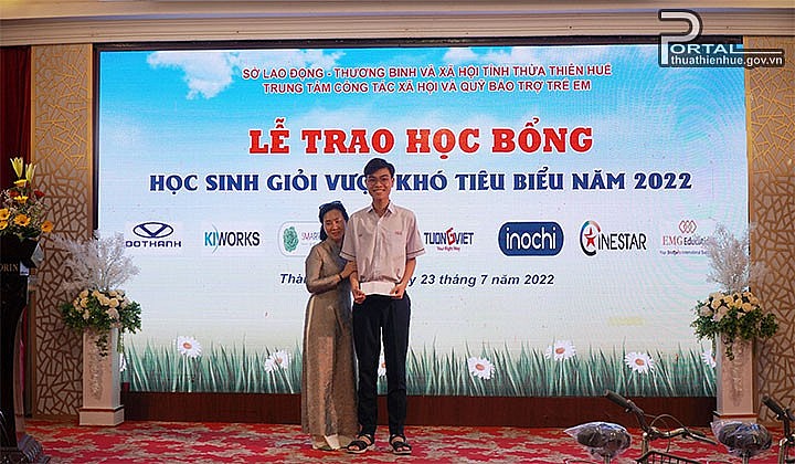 Thừa Thiên Huế trao 100 suất học bổng và 10 xe đạp cho học sinh nghèo vượt khó Thừa Thiên Huế trao 100 suất học bổng và 10 xe đạp cho học sinh nghèo vượt khó