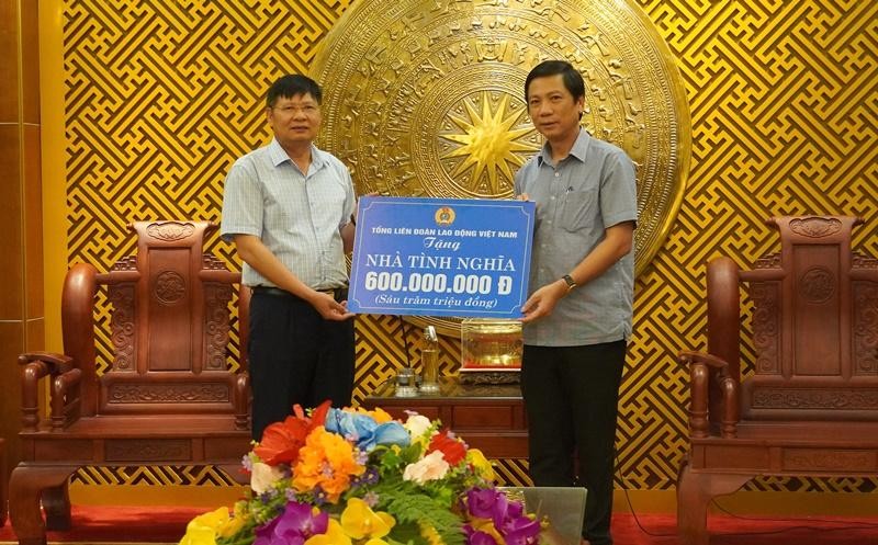 Tổng LĐLĐ Việt Nam trao tặng 600 triệu đồng xây dựng, sữa chữa 10 nhà tình nghĩa tại Quảng Trị