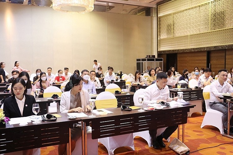 Các doanh nghiệp tham gia và đóng góp ý kiến cho Cuốn sổ tay sức khỏe.