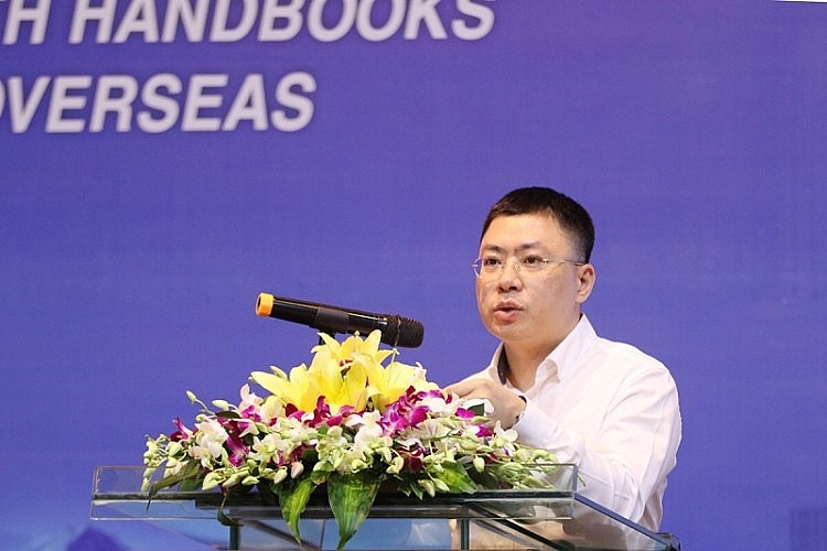 Ông Đặng Sĩ Dũng - Phó Cục trưởng Cục Quản lý lao động ngoài nước cho biết Cuốn sổ tay sẽ được phát cho người lao động trước khi xuất cảnh.