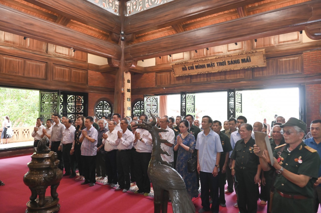 Đoàn đại biểu Trung ương Hội hữu nghị Lào - Việt Nam dâng hương tưởng nhớ Chủ tịch Hồ Chí Minh tại Khu di tích quốc gia đặc biệt ATK Định Hóa (Ảnh: Nguyễn Tùng).