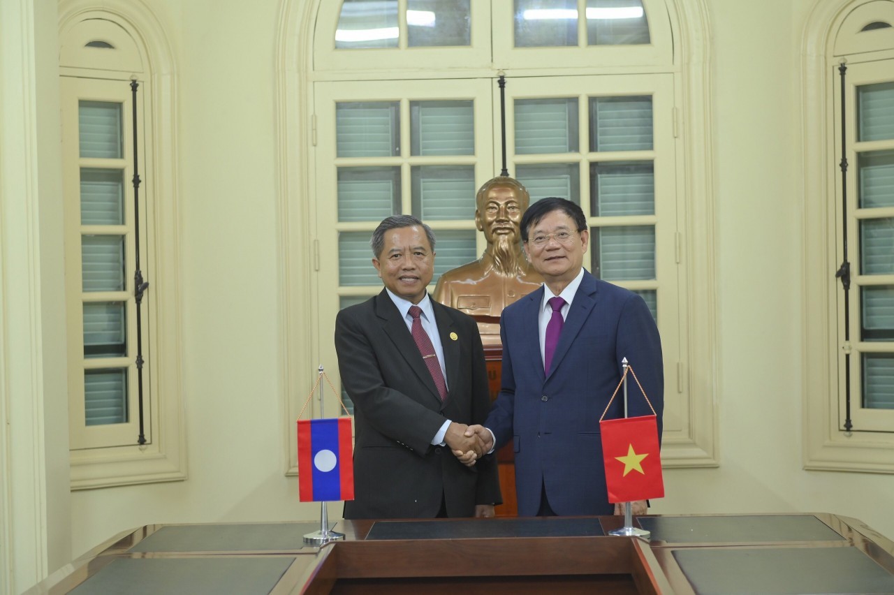 Chủ tịch Hội hữu nghị Việt Nam - Lào Trần Văn Túy (bên phải) đón tiếp Chủ tịch Hội hữu nghị Lào - Việt Nam Boviengkham Vongdara (Ảnh: Nguyễn Tùng).