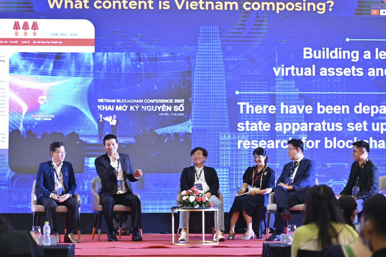 Các diễn giả trao đổi tại diễn đàn.