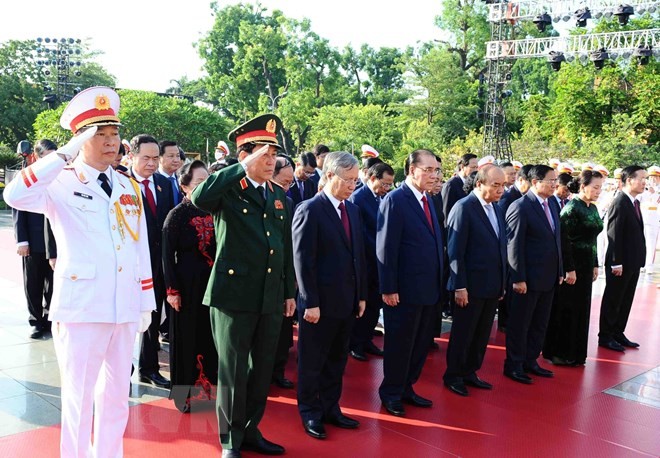 Lãnh đạo Đảng, Nhà nước dâng hương tưởng niệm các Anh hùng liệt sỹ và vào Lăng viếng Chủ tịch Hồ Chí Minh