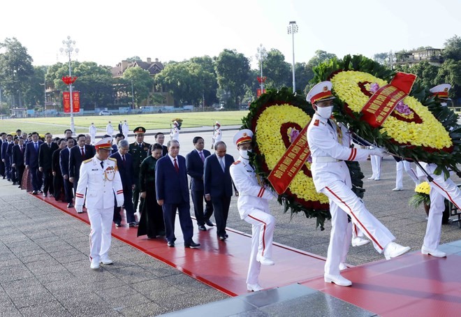 Lãnh đạo Đảng, Nhà nước dâng hương tưởng niệm các Anh hùng liệt sỹ và vào Lăng viếng Chủ tịch Hồ Chí Minh