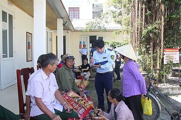 Sản phẩm người dân trả lại được lực lượng Quản lý thị trường kê khai để yêu cầu phía công ty thu hồi, trả tiền cho khách hàng.
