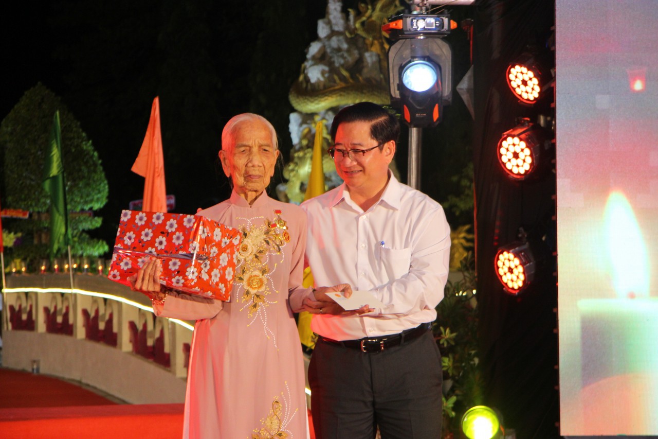 Hàng ngàn Đoàn viên thanh niên Cần Thơ đồng loạt thắp nến tri ân