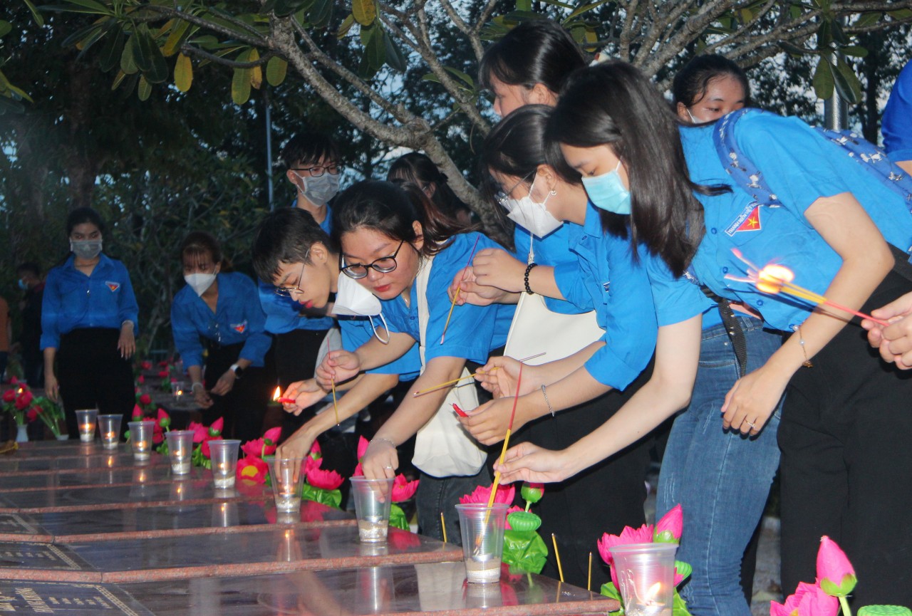Hàng ngàn Đoàn viên thanh niên Cần Thơ đồng loạt thắp nến tri ân