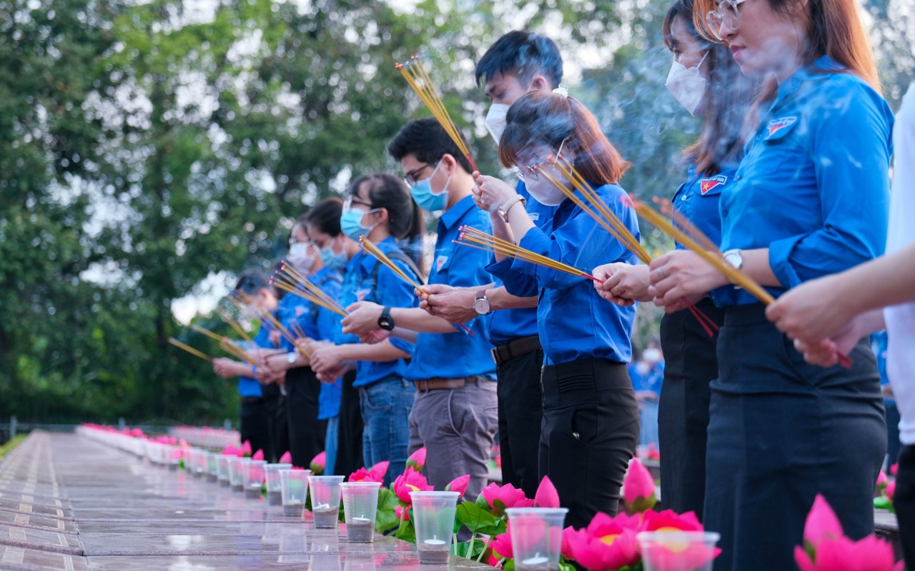 Hàng ngàn Đoàn viên thanh niên Cần Thơ đồng loạt thắp nến tri ân
