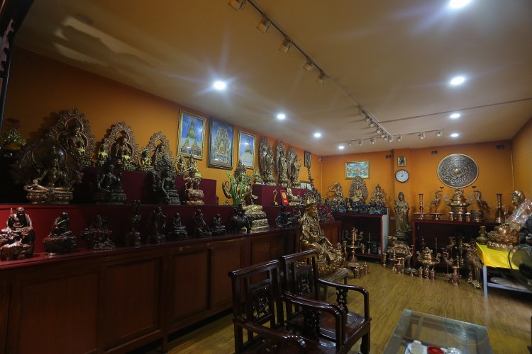 Không gian trưng bày tại xưởng đúc đồng của nghệ nhân Nguyễn Văn Ứng (Ảnh: Nhã Liên).