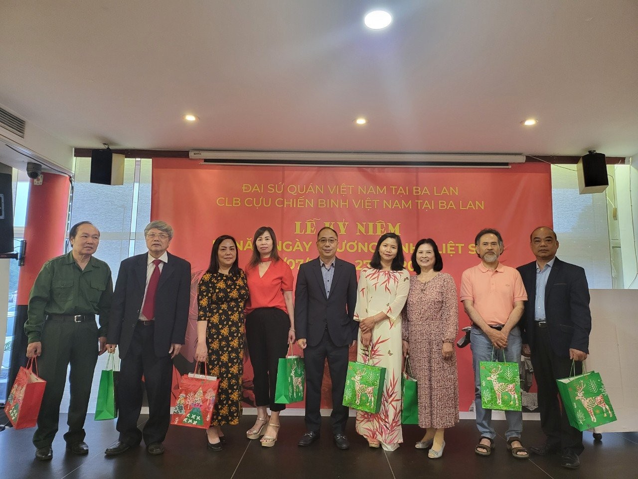 Đại sứ và Ban tổ chức cũng đã tặng quà tri ân đến các thương bệnh binh và thân nhân gia đình liệt sỹ.