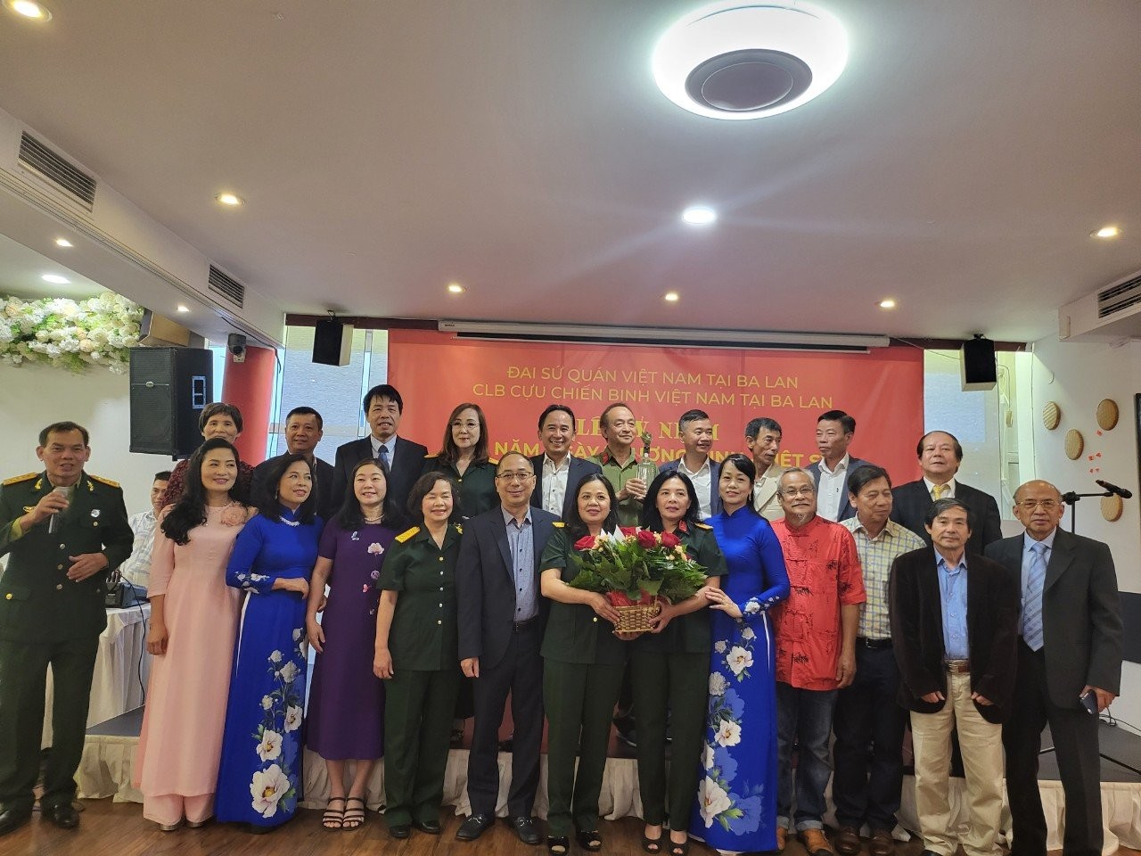 Các đại biểu chụp ảnh kỷ niệm.