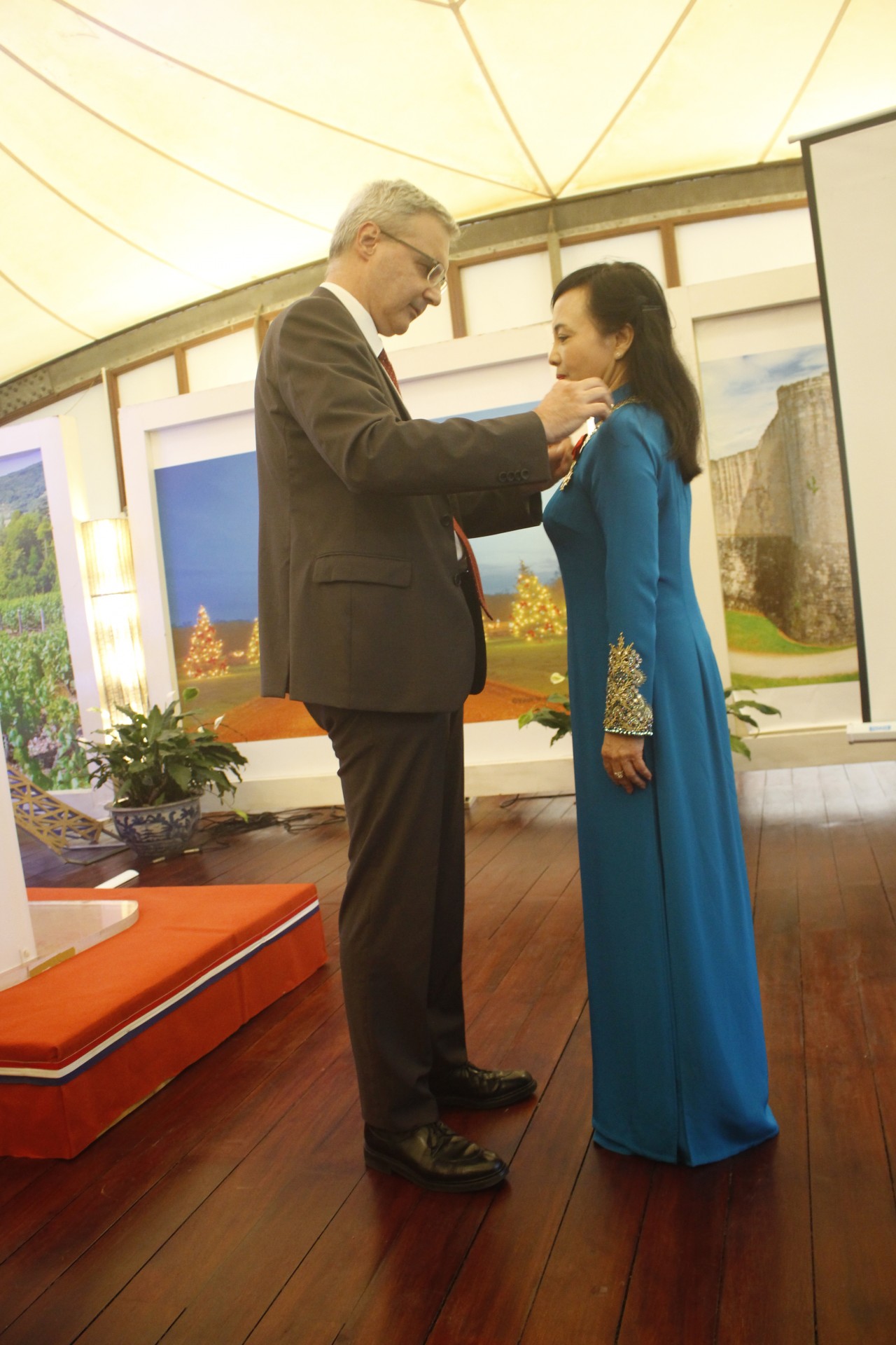 Đại sứ Cộng hòa Pháp tại Việt Nam Nicolas Warnery đã trao Huân chương Bắc đẩu bội tinh bậc sĩ quan cho bà Nguyễn Thị Kim Tiến