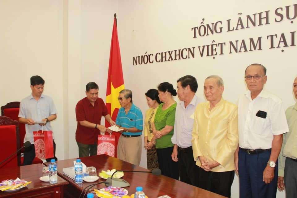 Tri ân, tặng quà gia đình thương binh, liệt sĩ tại huyện Paksong, tỉnh Champasak (Lào)