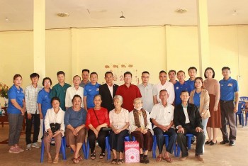 tri an tang qua gia dinh thuong binh liet si tai huyen paksong tinh champasak lao