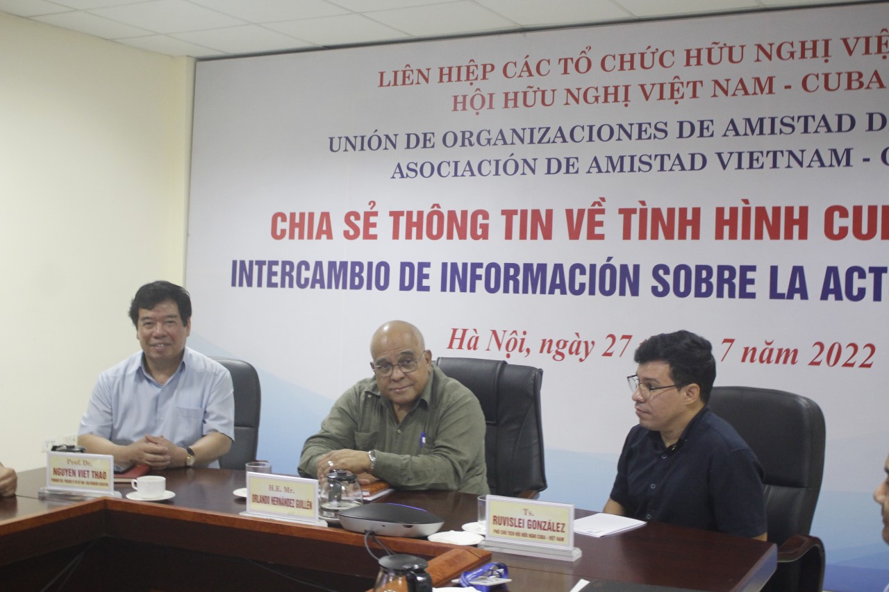 Từ trái qua: PGS.TS Nguyễn Viết Thảo - Phó Chủ tịch thường trực Hội Hữu nghị Việt Nam - Cuba; Đại sứ đặc mệnh toàn quyền nước Cộng hòa Cuba tại Việt Nam Orlando Nicolás Hernández Guillén và Tiến sỹ Khoa học kinh tế Ruvislei González Saez - Phó Chủ tịch Hội Hữu nghị Cuba - Việt Nam (Ảnh: Thành Luân).