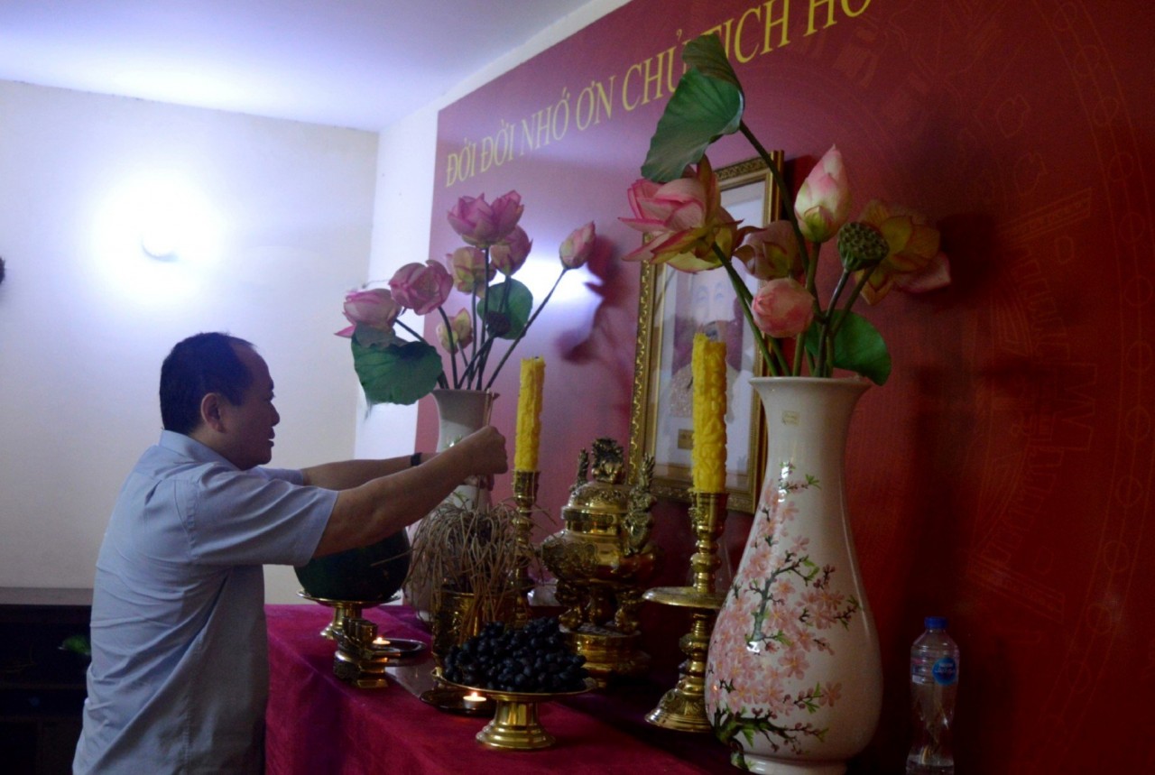 Dâng hương tưởng nhớ các anh hùng liệt sĩ ở Ai Cập Dâng hương tưởng nhớ các anh hùng liệt sĩ ở Ai Cập