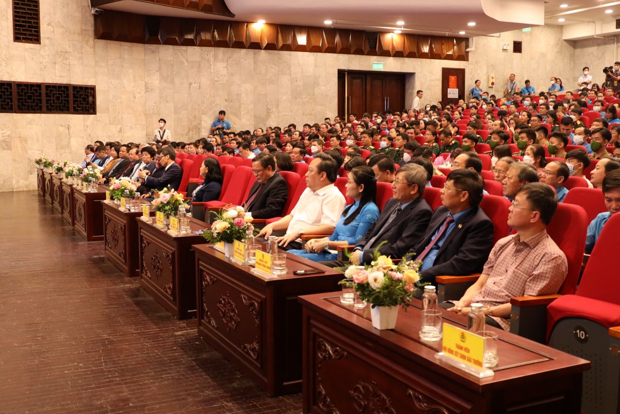 Trao Giải thưởng Nguyễn Văn Linh cho 10 cán bộ công đoàn xuất sắc