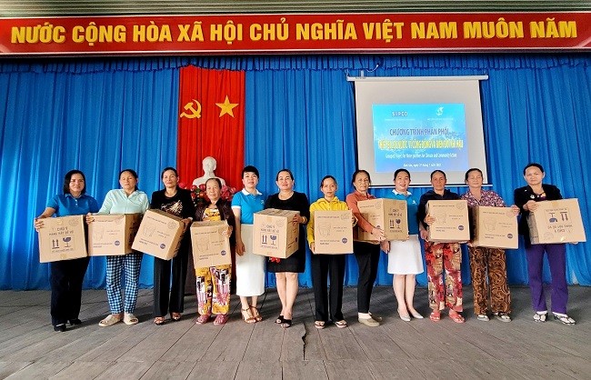 Tặng hơn 30.000 bình lọc nước và bếp đun tiết kiệm năng lượng tới hội viên phụ nữ Quảng Ngãi