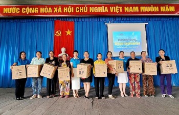 Tặng hơn 30.000 bình lọc nước và bếp đun tiết kiệm năng lượng tới hội viên phụ nữ Quảng Ngãi