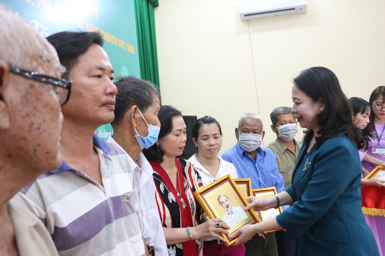 Phó Chủ tịch nước Võ Thị Ánh Xuân thăm và tặng quà gia đình người có công tại An Giang