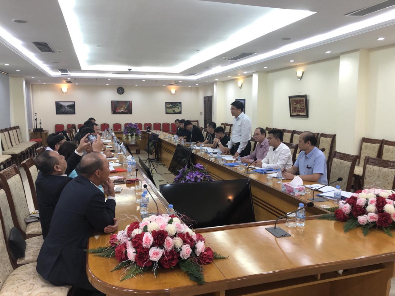 Thứ trưởng Phạm Quang Hiệu thăm, tặng quà cộng đồng người gốc Việt tại tỉnh Kratie (Campuchia)