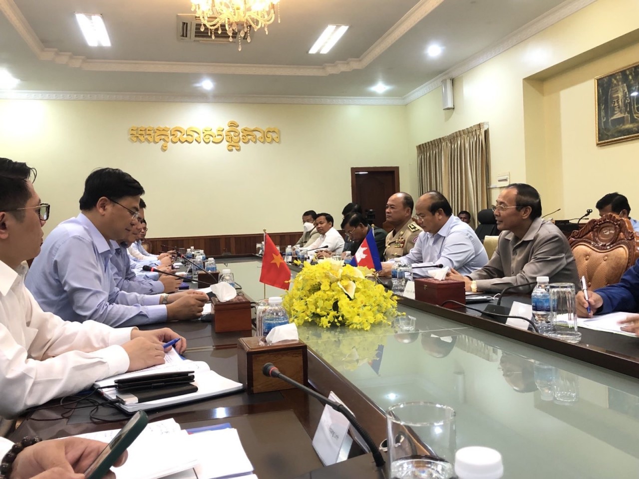 Thứ trưởng Phạm Quang Hiệu thăm, tặng quà cộng đồng người gốc Việt tại tỉnh Kratie (Campuchia)