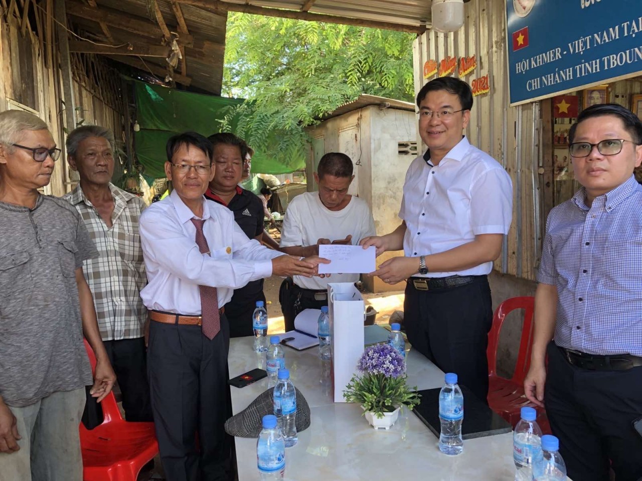 Thứ trưởng Phạm Quang Hiệu thăm, tặng quà cộng đồng người gốc Việt tại tỉnh Kratie (Campuchia)