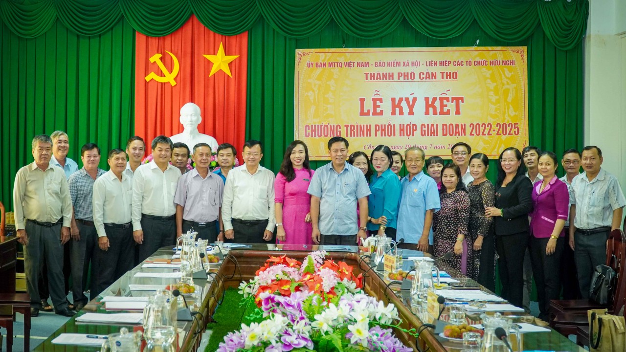 Liên hiệp Cần Thơ ký kết phối hợp với UBMTTQVN thành phố trong công tác đối ngoại nhân dân