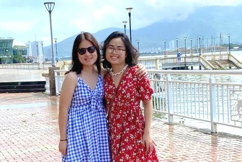 Phương Hà (bên phải) chụp ảnh cùng một người bạn.